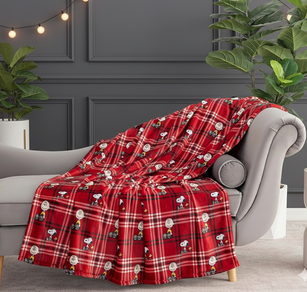 WarmHugs™ Peanuts Throw Blanket – Soft Plush for the Holidays