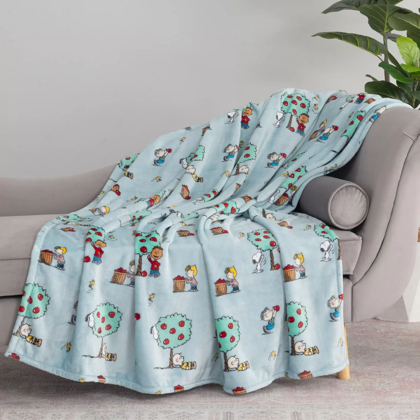 WarmHugs™ Peanuts Throw Blanket – Soft Plush for the Holidays