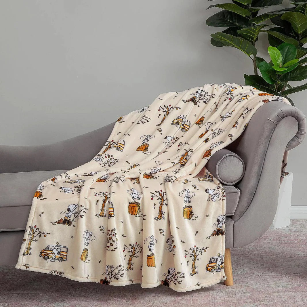 WarmHugs™ Peanuts Throw Blanket – Soft Plush for the Holidays