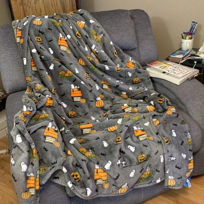 WarmHugs™ Peanuts Throw Blanket – Soft Plush for the Holidays