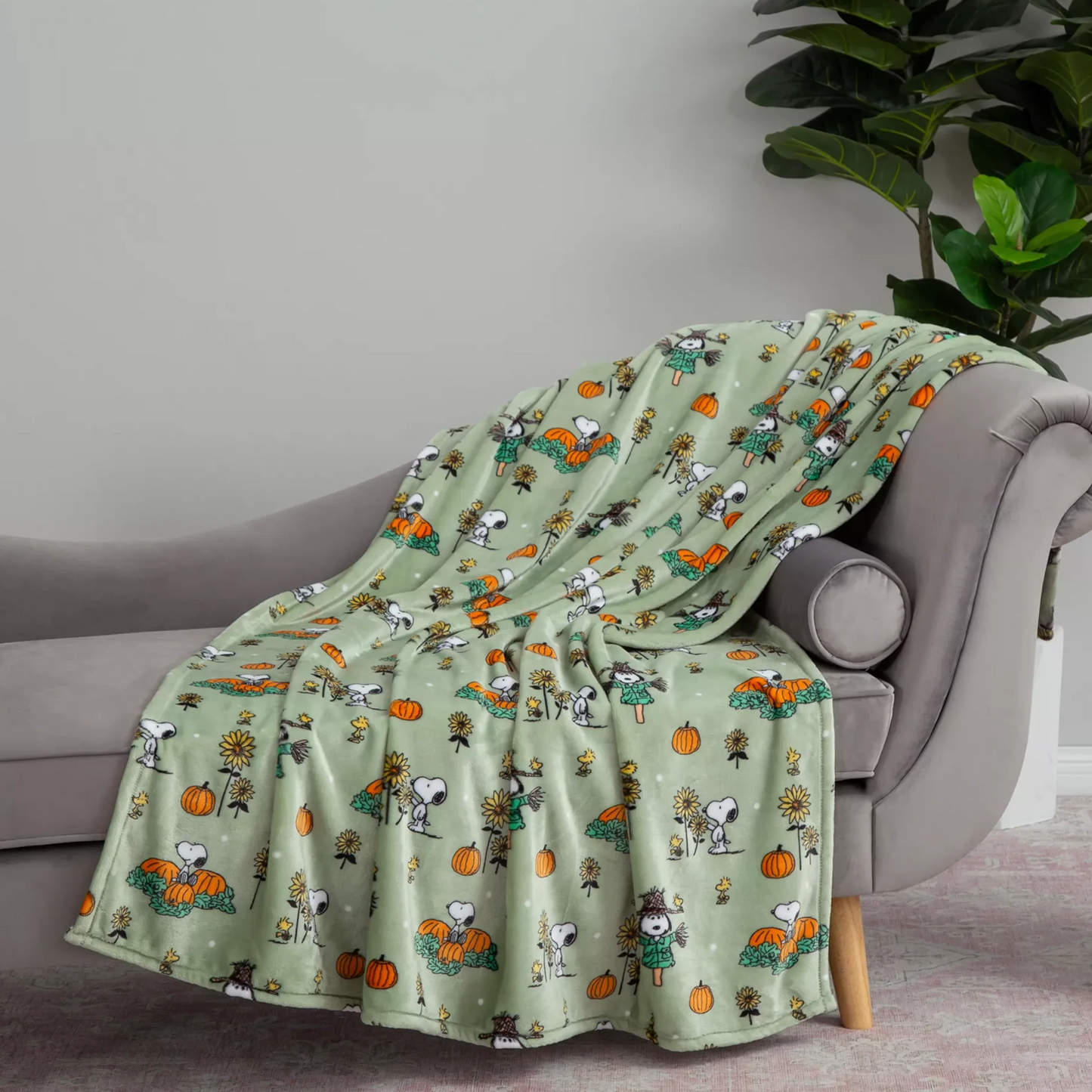 WarmHugs™ Peanuts Throw Blanket – Soft Plush for the Holidays