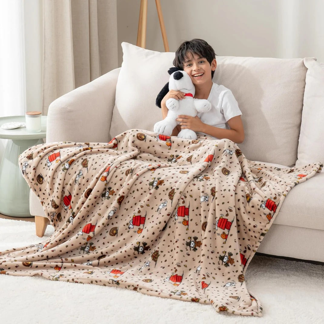 WarmHugs™ Peanuts Throw Blanket – Soft Plush for the Holidays